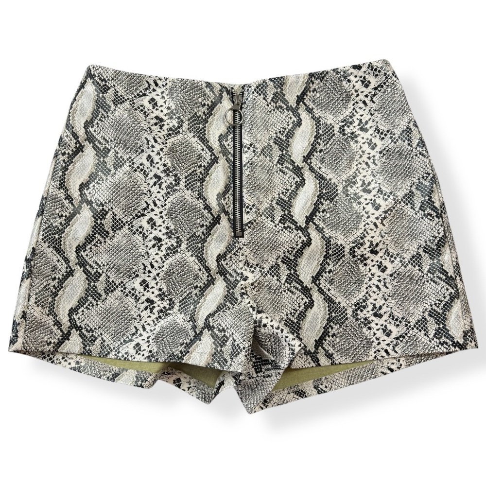 Le Lis Faux Leather Shorts Womens Medium M White Black Snake Print Front Zip NWT